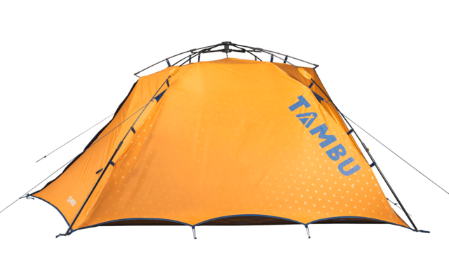 Tente dôme orange avec arceaux noirs, haubans et inscription bleue 'TAMBU' sur le côté