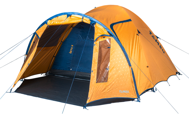 Oranges Kuppelzelt mit offenem Eingang, sichtbarem blauem Innenzelt, rechteckigem Seitenfenster und gespannten Abspannleinen