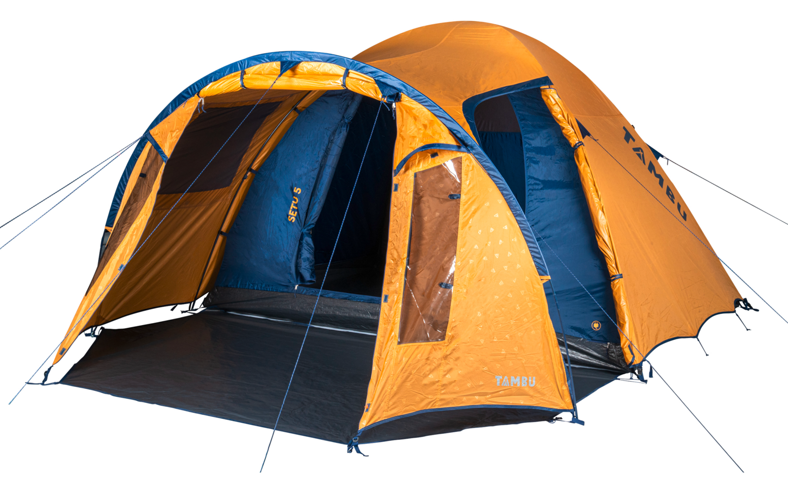 Orange-blaues Zelt mit offenem Eingang, mehreren Abspannleinen und Bodenplane auf weißem Hintergrund