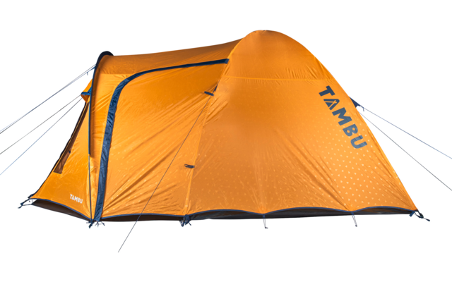 Orangenes Zelt mit geschlossenem Eingang, seitlicher Aufschrift "TAMBU" und Abspannleinen