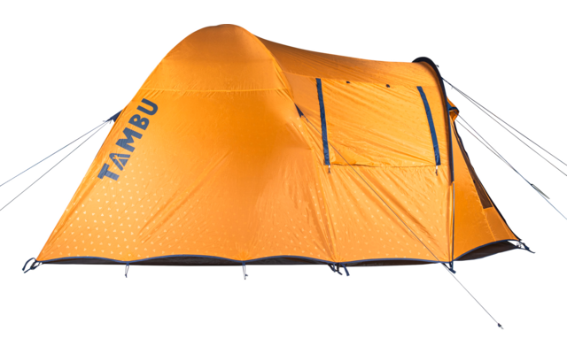 Oranges Zelt mit aufgedrucktem Schriftzug TAMBU, zwei Reißverschlussöffnungen, Abspannleinen und Erdnägeln