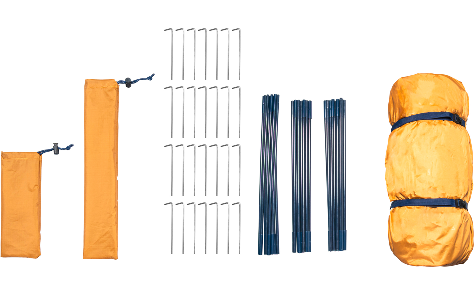 Zwei orange Stoffbeutel mit Kordel, mehrere silberne Metallstifte in geordneter Anordnung, vier Bündel dunkler Stangen und ein orange aufgerollter Beutel mit schwarzen Riemen auf weißem Hintergrund