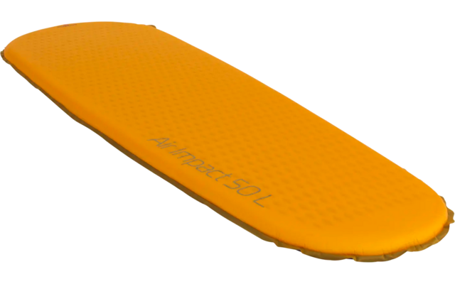 Orangefarbene faltbare Yogamatte auf weißem Hintergrund