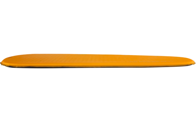 Gelbe Küchenablage mit zwei Gläsern und einem weißen Schußbecher