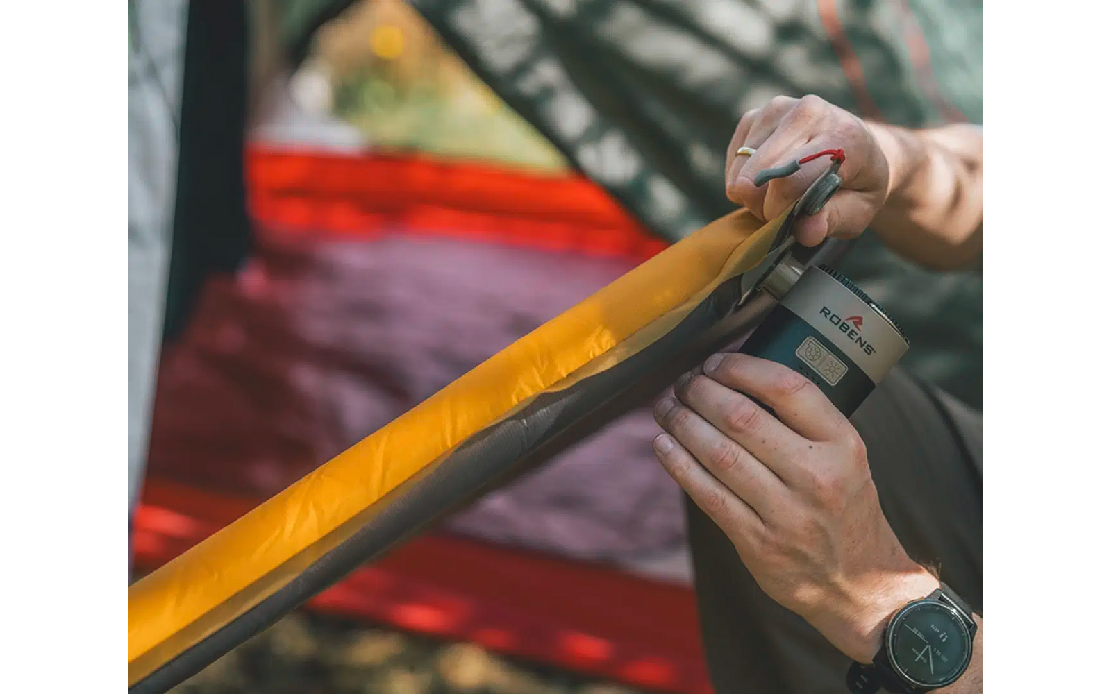 Eine Person befestigt eine Gitarrensaite am Kopf der Gitarre