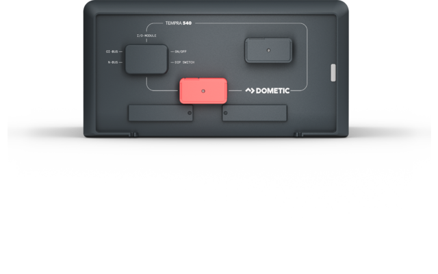 Appareil rectangulaire sombre avec cinq boutons rectangulaires en relief, bouton central rouge, inscription blanche "Dometic" à droite