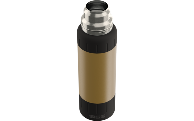 Zylindrische Flasche aus goldfarbenem Metall mit silbernem Schraubverschluss oben, schwarzem Kunststoffrand oben und unten, Markenname 'SIGG' auf dem Boden