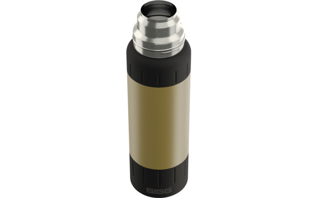 Zylindrische Flasche aus goldfarbenem Metall mit silbernem Schraubverschluss oben, schwarzem Kunststoffrand oben und unten, Markenname 'SIGG' auf dem Boden