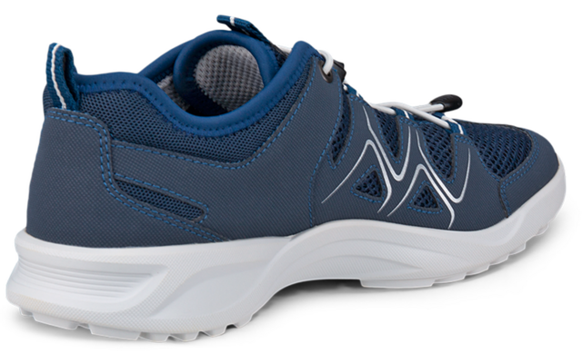 Zapatilla deportiva azul oscuro vista en ángulo trasero, suela blanca