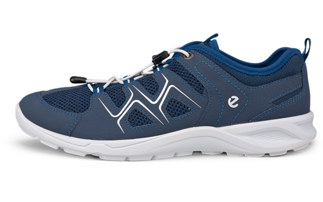 Zapatilla deportiva azul oscuro con suela blanca, empeine de malla, cierre elástico con tope y líneas decorativas blancas