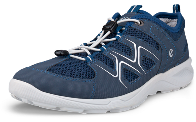 Zapatilla deportiva azul de malla, suela blanca, cordones elásticos blancos, tope de cordón negro y tirador en el talón