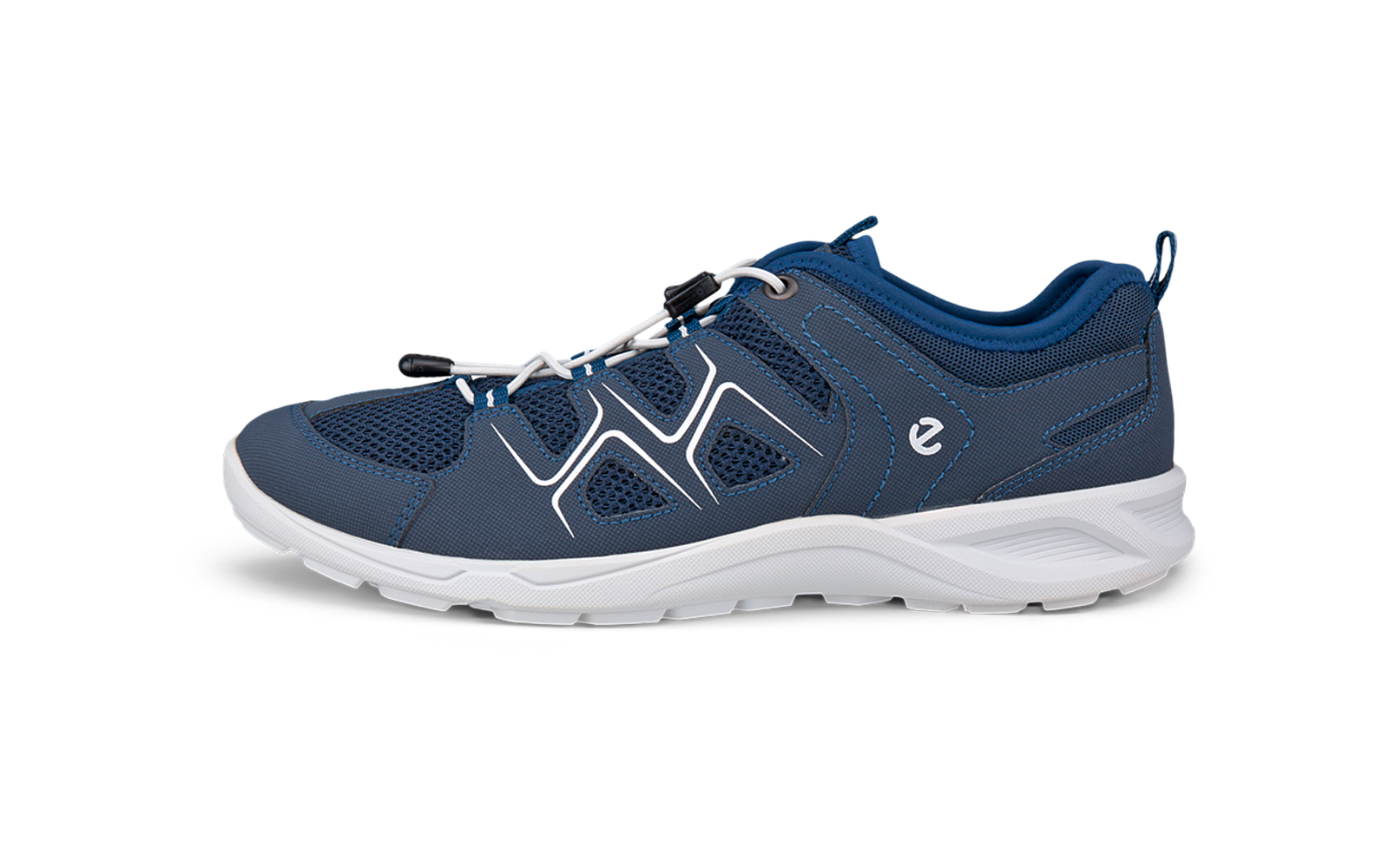 Zapatilla deportiva azul oscuro con suela blanca, empeine de malla, cierre elástico con tope y líneas decorativas blancas