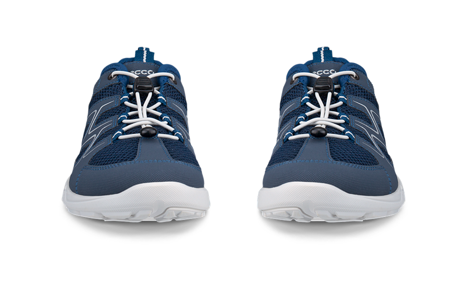 Vista frontal de un par de zapatillas deportivas azul oscuro con suelas blancas y cordones elásticos blancos con tope negro