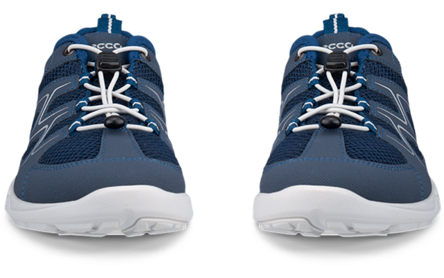 Vista frontal de un par de zapatillas deportivas azul oscuro con suelas blancas y cordones elásticos blancos con tope negro