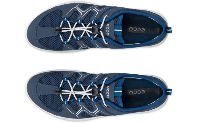 Dos zapatillas deportivas azul oscuro vistas desde arriba, cordones elásticos blancos con cierre, empeine de malla, logo "ecco" en la plantilla