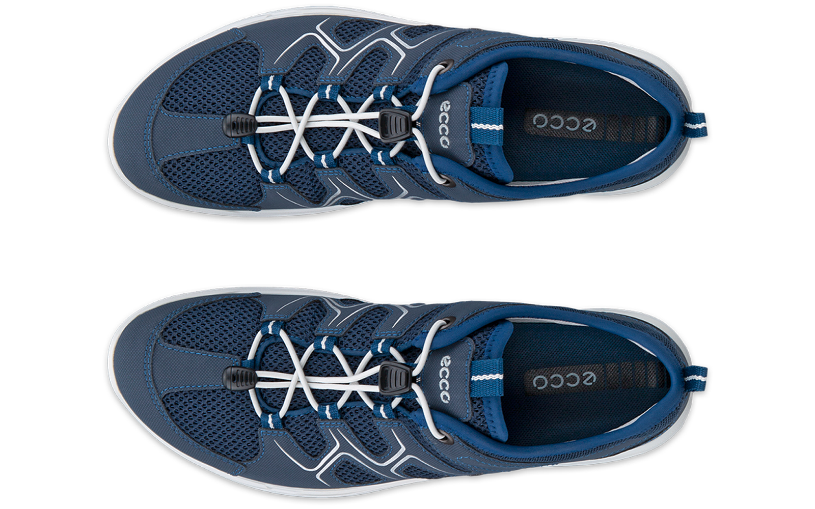 Dos zapatillas deportivas azul oscuro vistas desde arriba, cordones elásticos blancos con cierre, empeine de malla, logo "ecco" en la plantilla