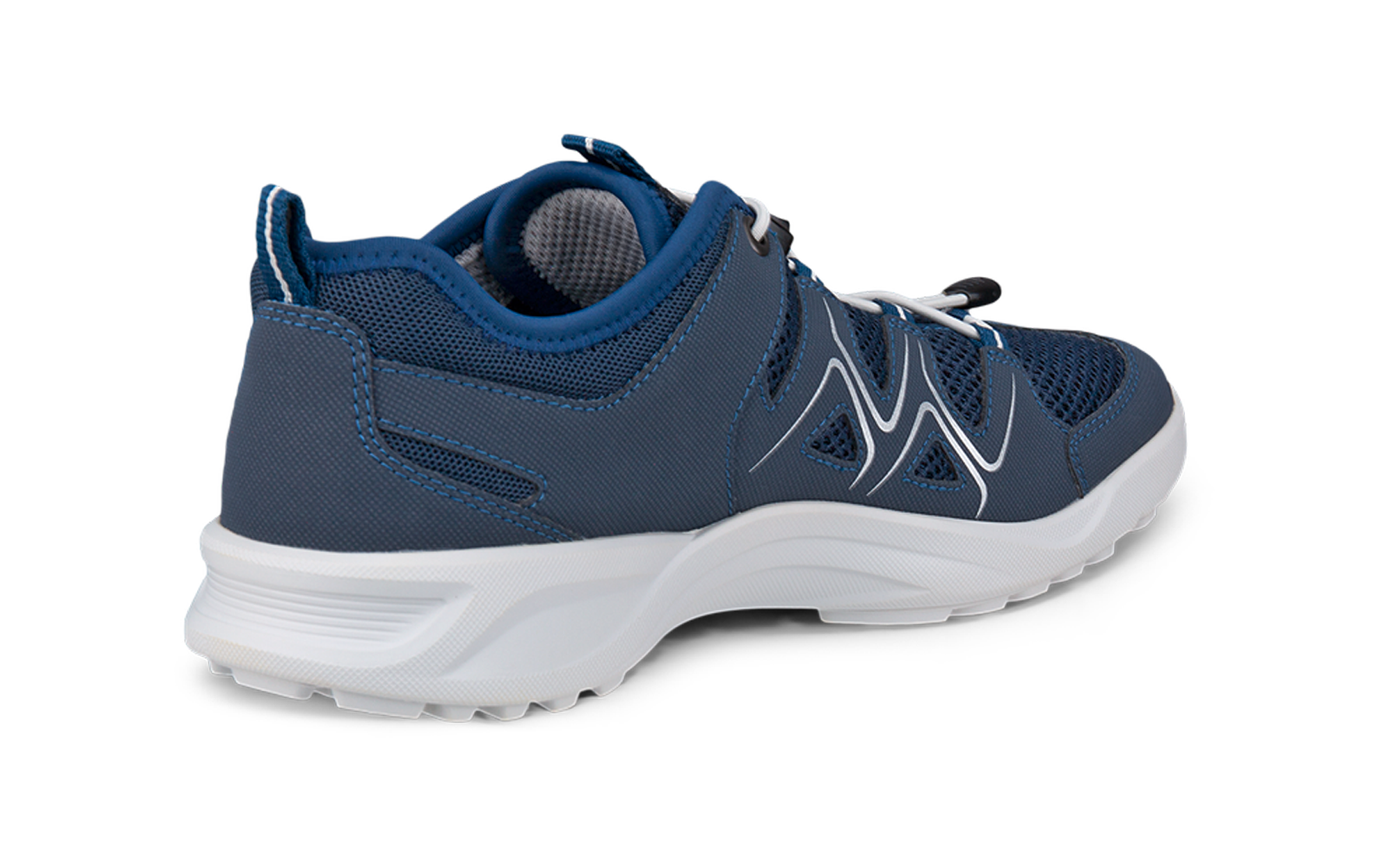 Zapatilla deportiva azul oscuro vista en ángulo trasero, suela blanca