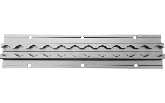 Profilé métallique gris horizontal avec rainure ondulée centrale et six trous de vis fraisés