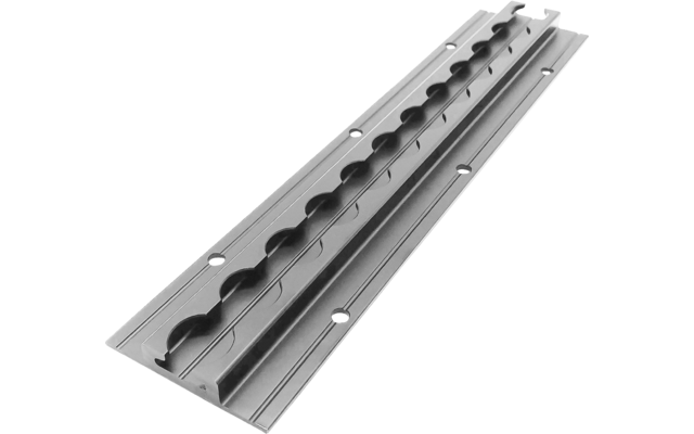 Pièce métallique rectangulaire argentée avec rainures ondulées et plusieurs trous de vis fraisés