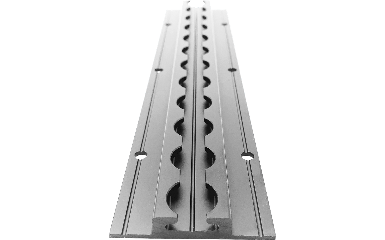 Long profil métallique argenté avec une rangée centrale d'encoches semi‑circulaires et des trous de vis