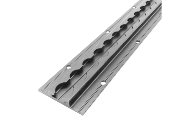 Pièce métallique rectangulaire argentée avec rainures ondulées et plusieurs trous de vis fraisés