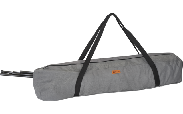 Hellgraue, längliche Stoff-Tragetasche mit schwarzen Tragegurten, braunem Logoaufnäher und zwei herausragenden Metallstangen am linken Ende