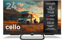 Fernsehbild: links Wohnmobil auf einer Wiese vor orangefarbenem Himmel, zwei Personen sitzen daneben; oben links weiße Schrift 24″; rechts schwarze Spalte mit Titel VOYAGER, technischen Angaben und Logos; unten links Markenlogo cello