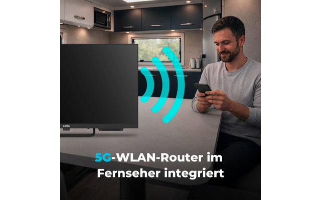 Mann sitzt an einem Tisch, hält ein Smartphone und lächelt; links ein Fernseher mit blauem WLAN-Symbol auf dem Bildschirm; Küchenzeile und Fenster im Hintergrund; Text: '5G-WLAN-Router im Fernseher integriert'