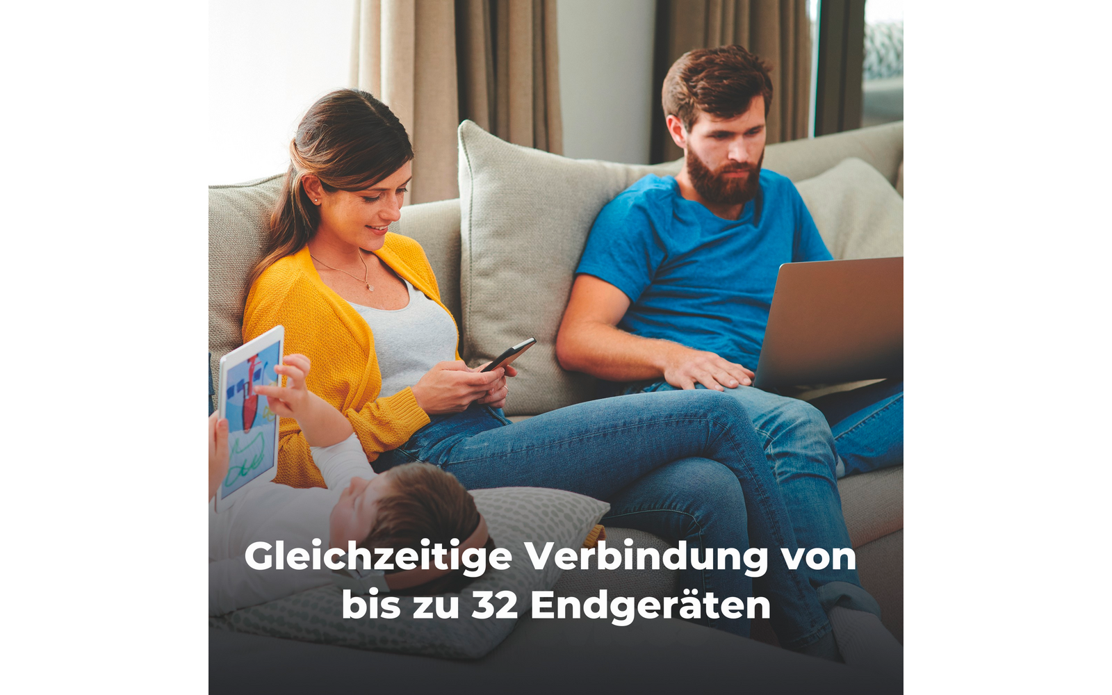 Drei Personen auf einem Sofa: Frau mit gelbem Cardigan blickt auf ihr Smartphone, Mann mit blauem T‑Shirt nutzt einen Laptop, Kind hält ein Tablet; beige Vorhänge im Hintergrund; weißer Text unten: 'Gleichzeitige Verbindung von bis zu 32 Endgeräten'