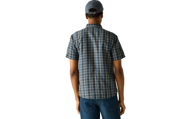 Person von hinten, trägt kariertes Kurzarmhemd, Jeans und graues Baseballcap vor hellem Hintergrund