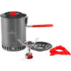 Grau-metallic zylindrischer Topf mit schwarzem Deckel und rotem Griff, einzelner Metallbrenner, schwarzer Untersetzer und rotes zusammenklappbares Kunststoffgestell