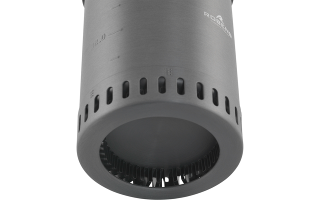 Nahaufnahme eines grauen, zylindrischen Metallkörpers mit runder Öffnung am unteren Ende, umlaufenden Lüftungsschlitzen und inneren Lamellen