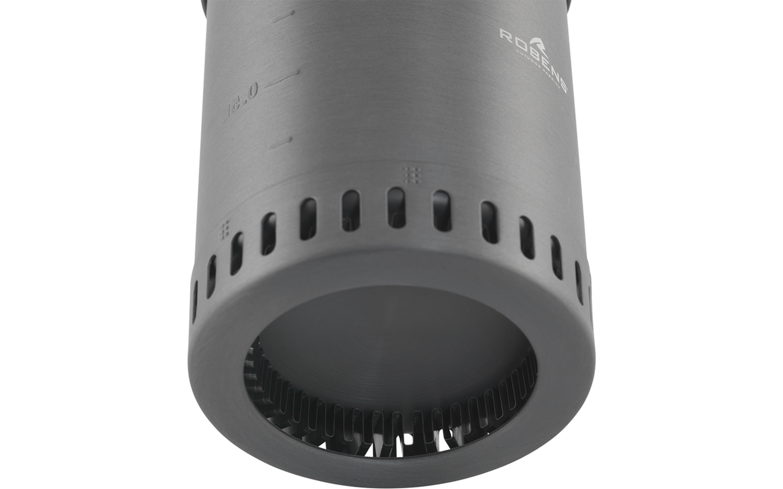 Nahaufnahme eines grauen, zylindrischen Metallkörpers mit runder Öffnung am unteren Ende, umlaufenden Lüftungsschlitzen und inneren Lamellen