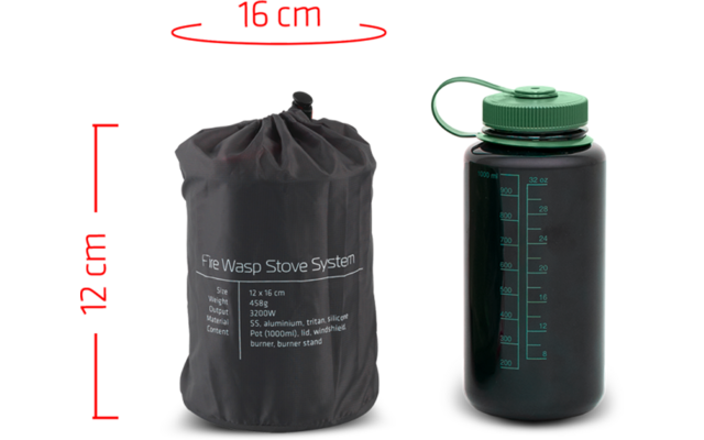 Links ein schwarzer Stoffbeutel mit Zugband und weißem Schriftzug 'Fire Wasp Stove System', rechts eine schwarze Kunststoffflasche mit grünem Schraubdeckel und Messskala; rote Messpfeile mit '16 cm' oben und '12 cm' links