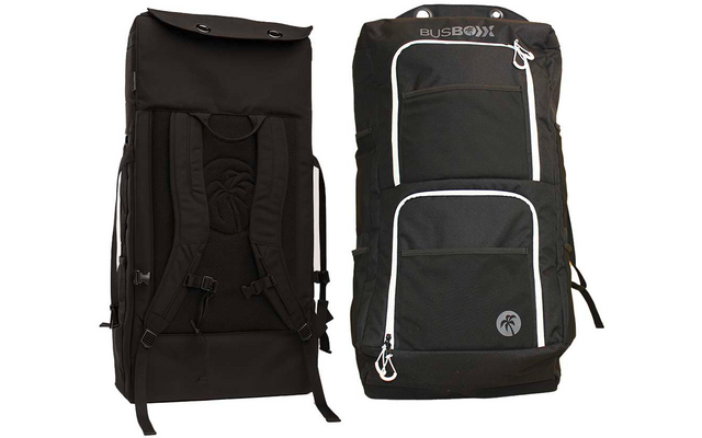 Zwei schwarze Rucksäcke nebeneinander, einer zeigt die Rückseite mit Schultergurten, der andere die Vorderseite mit weißen Reißverschlüssen und kleinem rundem Logo