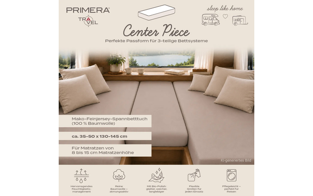 Drie beige matrasdelen naast elkaar op een houten platform, aan beide zijden twee beige kussens, op de achtergrond een raam met planten op de vensterbank en uitzicht op water en bomen; linksboven logo 'PRIMERA TRAVEL', tekst en pictogrammen zichtbaar