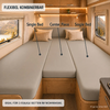 Interieur van een camper met drie beige matrassen naast elkaar (labels 'Single Bed', 'Center Piece', 'Single Bed'), twee kussens, houten bovenkasten, ramen met bergzicht links en rechts, een plank met een plant, verlichting en tekstbalken 'FLEXIBEL KOMBINIERBAR' en 'IDEAL FÜR 3-TEILIGE BETTEN IM WOHNMOBIL'