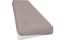 Matras met beigegrijs hoeslaken, witte matrasrand zichtbaar
