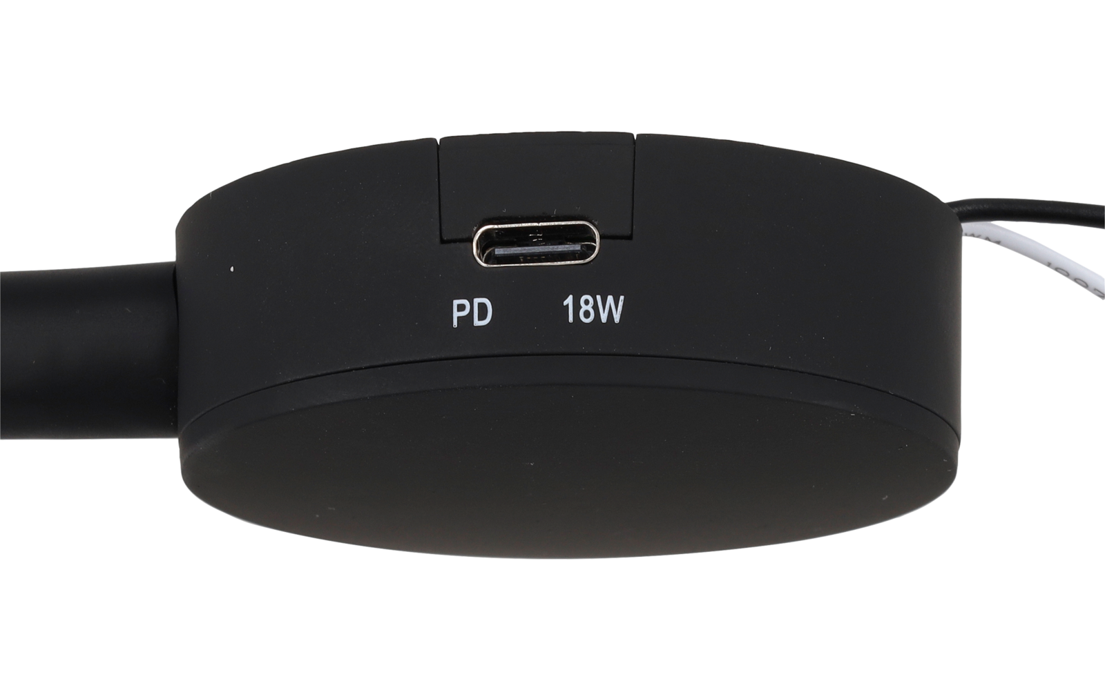 Schwarzes ovales Gerät mit mittigem USB‑C‑Anschluss, weißer Beschriftung 'PD 18W' darunter und schwarzen Kabeln links und rechts