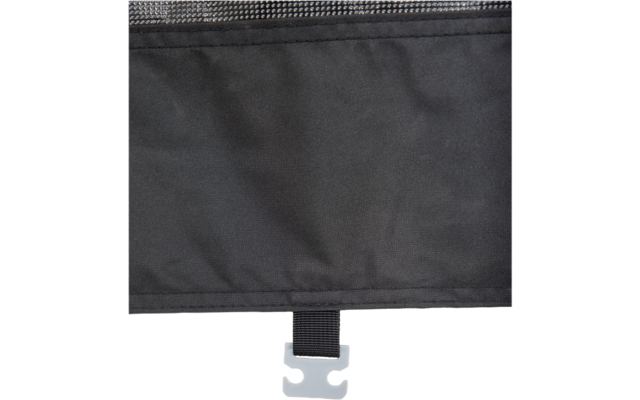 Un tissu noir avec une boucle métallique attachée au bord inférieur