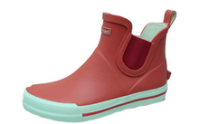 Botte en caoutchouc rouge avec semelle bleu clair et panneau latéral élastique