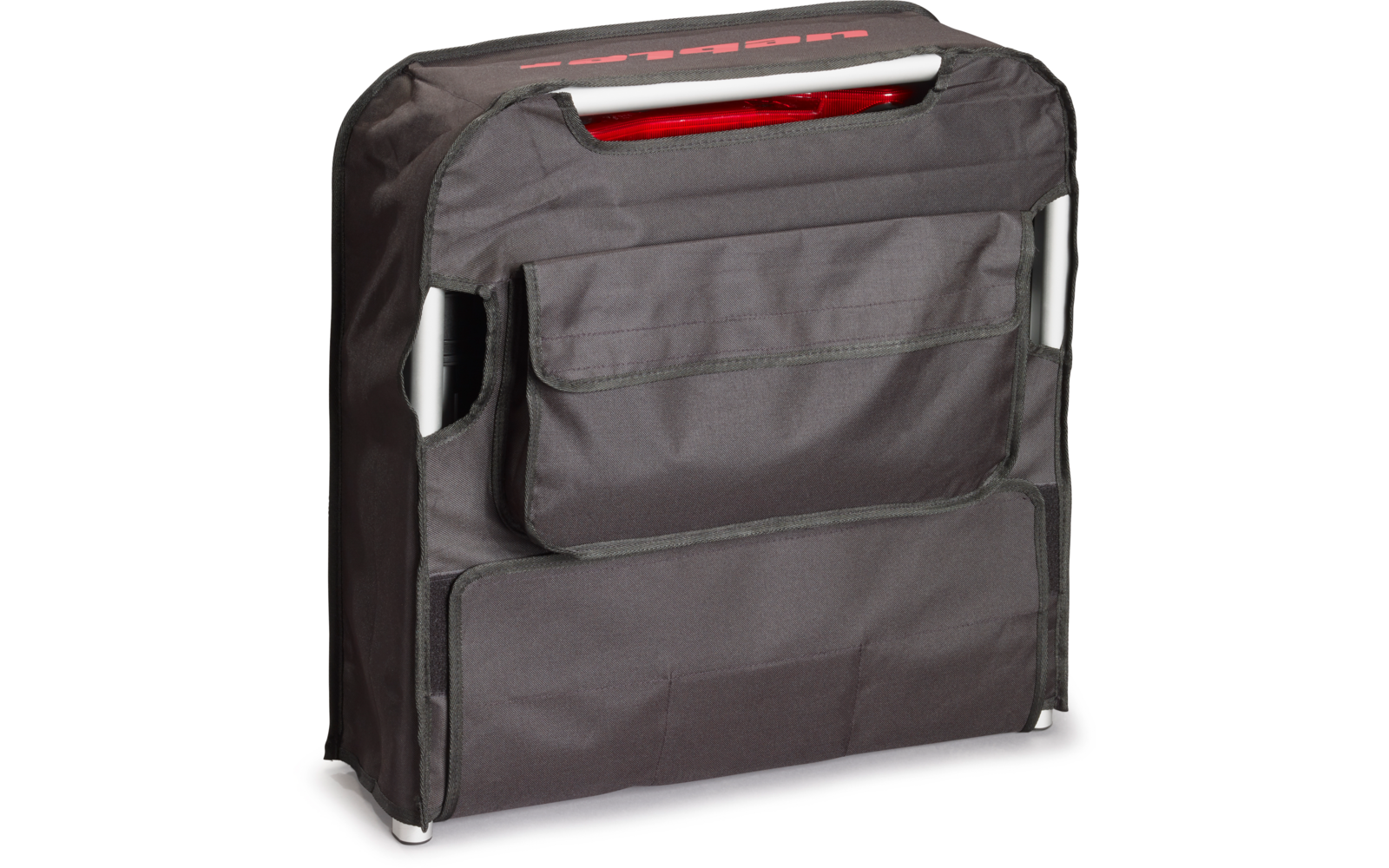 Graue Stoffhülle mit drei aufgesetzten Taschen, silberne Metallrahmen an den Seiten, oben teilweise sichtbares rotes Objekt