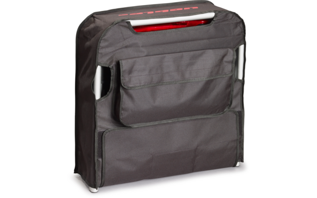 Graue Stoffhülle mit drei aufgesetzten Taschen, silberne Metallrahmen an den Seiten, oben teilweise sichtbares rotes Objekt