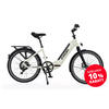 Weißes E-Bike mit schwarzem Sattel, Fahrradtasche und Ständer, Seitenansicht