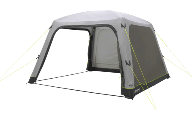 Ein graues Campingzelt mit geöffnetem Eingang und gelben Abspannleinen