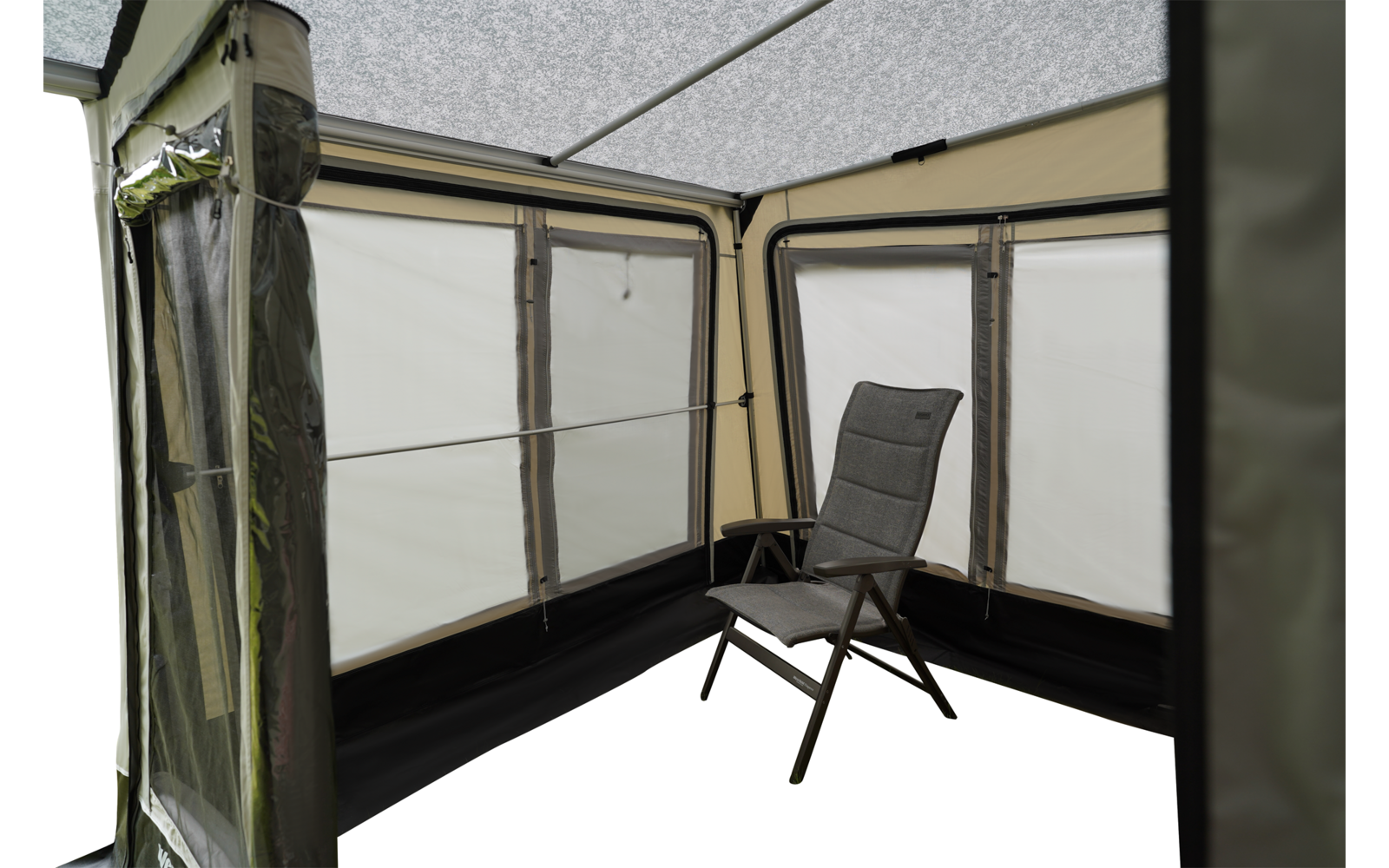 Innenraum eines beige-grünen Vorzelts mit geschlossenen Seitenwänden, Metallgestänge und einem grauen Klappstuhl