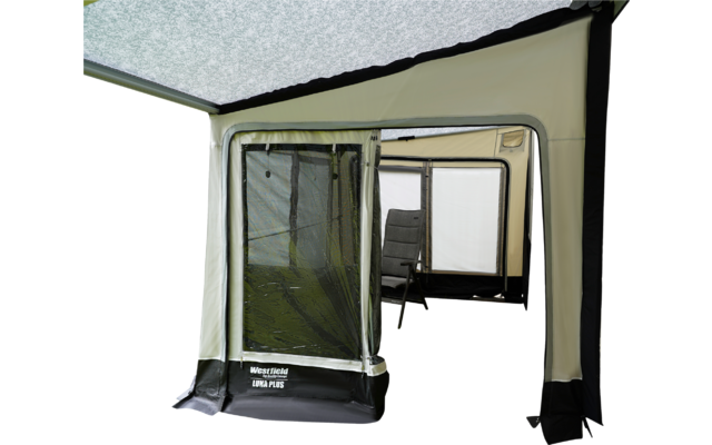 Beiges Vorzelt mit geöffneter Reißverschlusstür und Moskitonetz, schwarzer Campingstuhl im Inneren, transparente Fenster