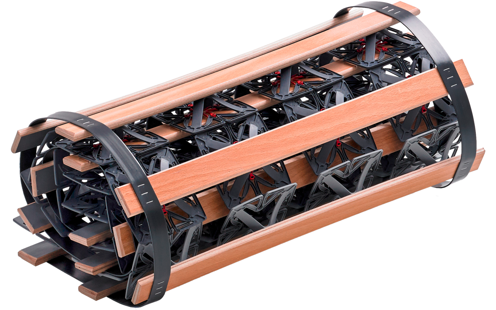 Zylindrischer Aufbau aus orangebraunen Holzleisten und schwarzen Metallbändern mit mehreren Reihen dunkler, dreieckig geformter Innensegmente