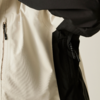Nahaufnahme einer Jacke mit schwarzem und weißem Stoff