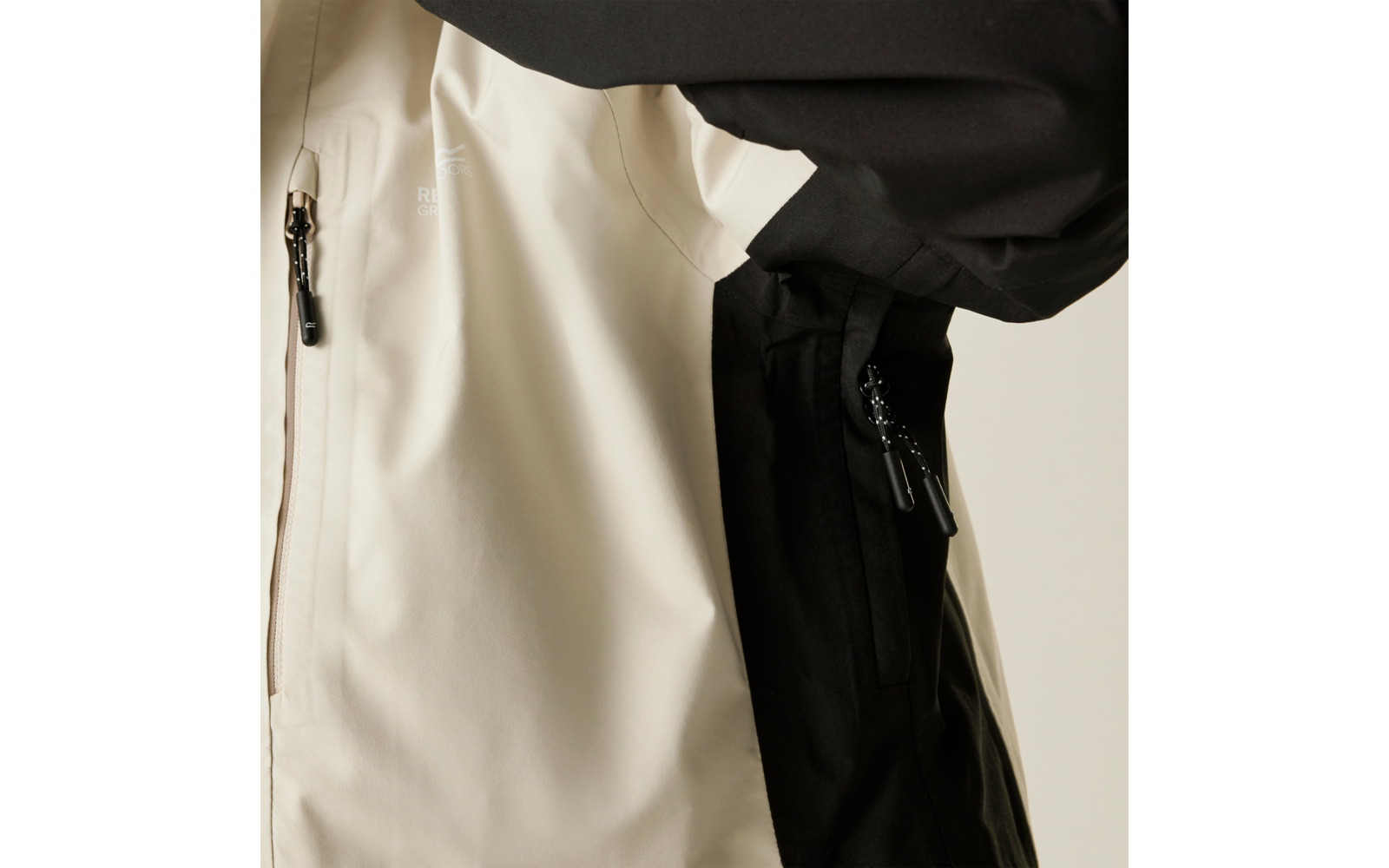 Nahaufnahme einer Jacke mit schwarzem und weißem Stoff